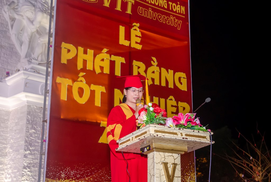 ths.ncs_le_thi_kim_loan_pho_hieu_truong_doc_quyet_dinh_tot_nghiep