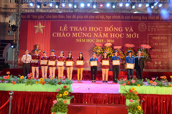 le-trao-hoc-bong-va-mung-nam-hoc-moi-vttu-08