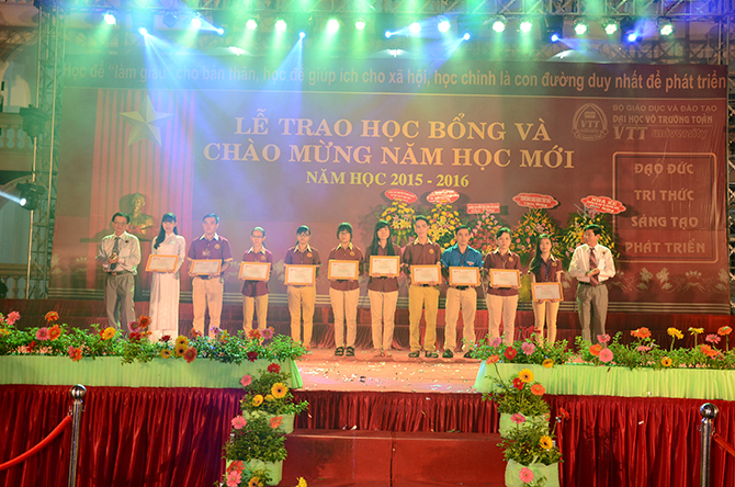 le-trao-hoc-bong-va-mung-nam-hoc-moi-vttu-08